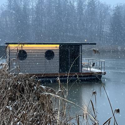 housboat eisvogel in winter